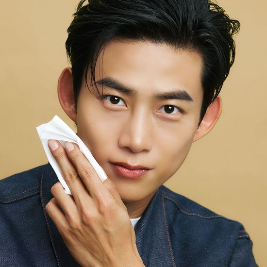 Uruos Face & Body Wipes - 14 Sheets for Men, ideal for on-the-go cleansing, part of K-Beauty personal care.
