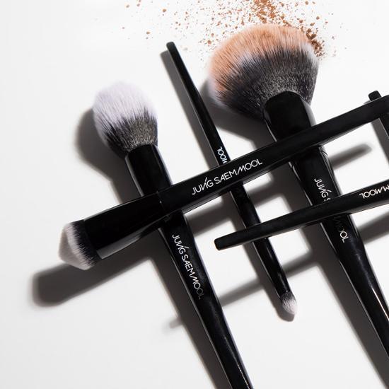 Choose 1 from 11 types of Jeong Saem Mool Masterclass Brushes.