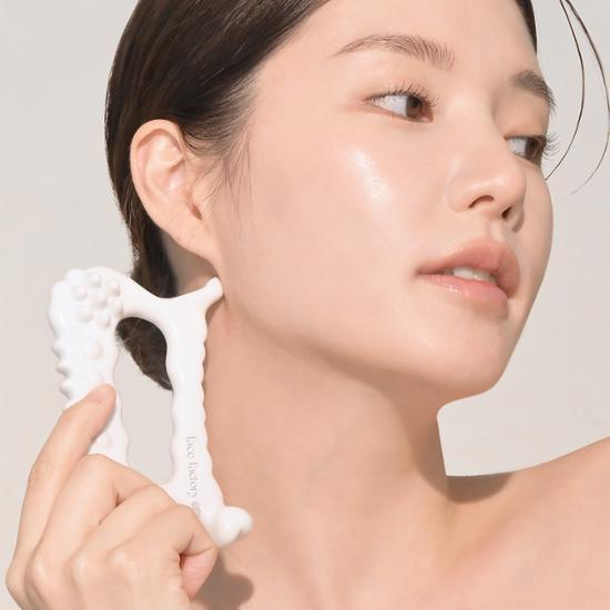 Alt text: Face Factory Ceramic Gua Sha Massager - K-Beauty beauty tool for facial massage and skincare, perfect for enhancing your personal care routine.