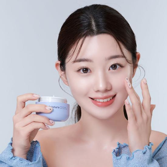 Milk Touch Glossy Moisture Cream 50ml - Hydrating skincare moisturizer from K-Beauty, perfect for achieving a glossy finish.