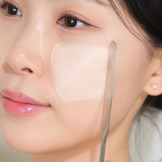 Dual Makeup Spatula by PiliMili, featuring a sleek design for precise application and blending of cosmetics, perfect for K-Beauty enthusiasts.