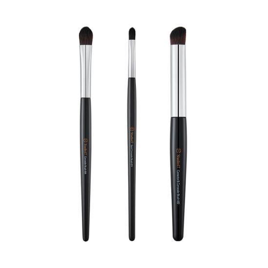 Choose one from the three Studio17 concealer brushes.