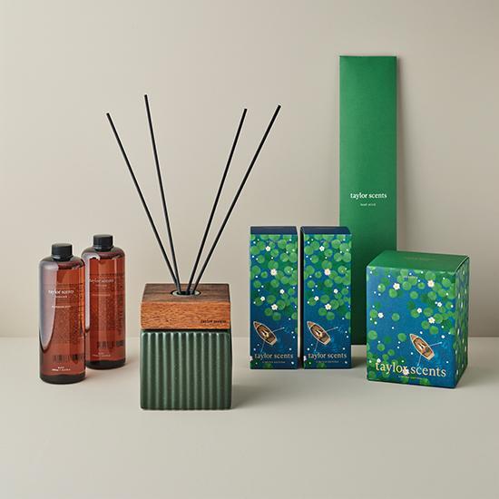 Taylor Scent Diffuser Blooming Days 2L - A stylish fragrance diffuser designed for a refreshing and aromatic ambiance, perfect for K-Beauty enthusiasts.