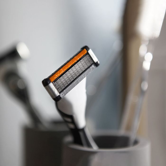 [Amazon No.1 Razor] Starter Kit (5-Blade Handle + 1 Cartridge + 50ml Gel) by Lazy Society - Available at allkpopmag. Price: $18.52.