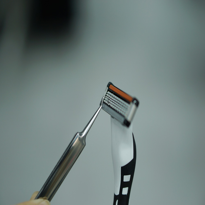 [Amazon No.1 Razor] Starter Kit (5-Blade Handle + 1 Cartridge + 50ml Gel) by Lazy Society - Available at allkpopmag. Price: $18.52.