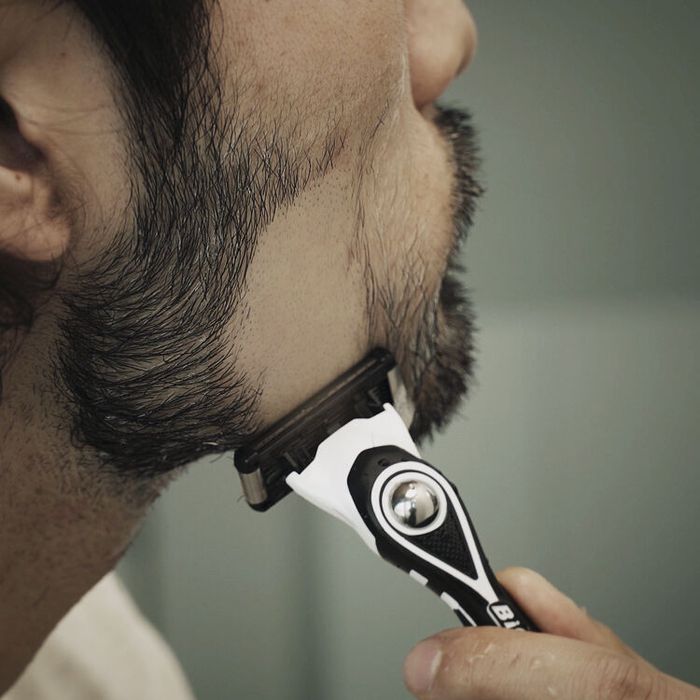 [Amazon No.1 Razor] Starter Kit (5-Blade Handle + 1 Cartridge + 50ml Gel) by Lazy Society - Available at allkpopmag. Price: $18.52.