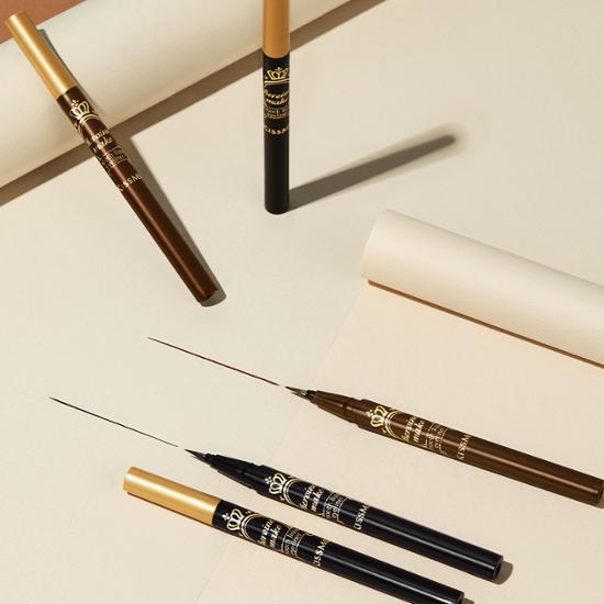 Alt text: Kiss Me Heroine Make Smooth Liquid Eyeliner in P_02 Brown, showcasing a sleek applicator and rich brown color, perfect for defined eye looks.
