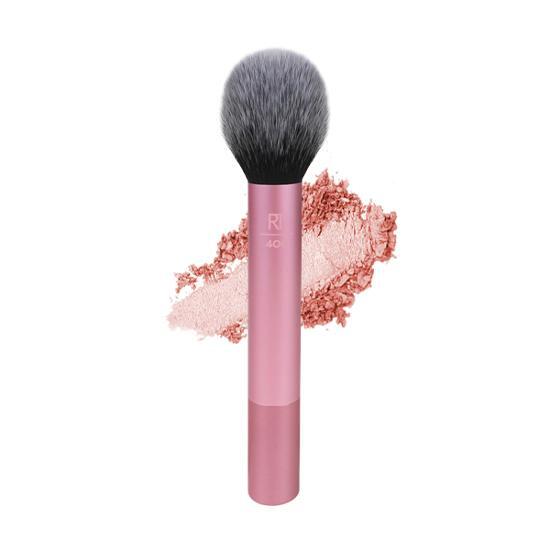 Real Techniques Blush Brush - Essential makeup tool for applying blush, featuring soft bristles for a flawless finish. Ideal for beauty enthusiasts and K-Beauty lovers.