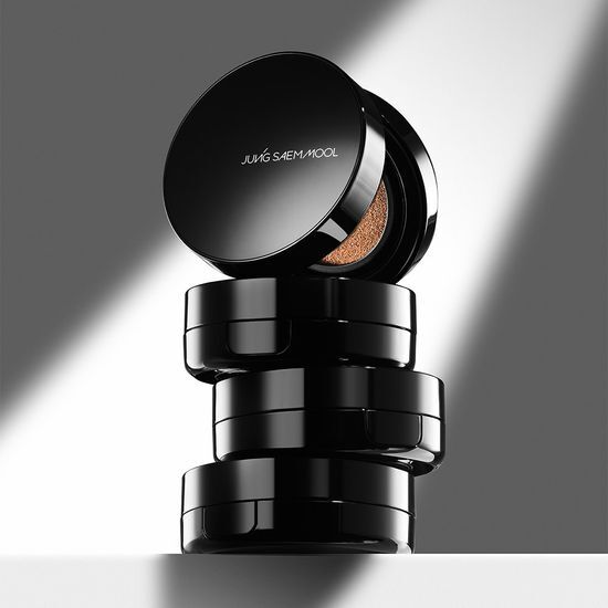 Alt text: Jung Saem Mool Essential Skin Nuder Longwear Cushion in Medium, featuring full-size compact and refill, ideal for a flawless complexion.