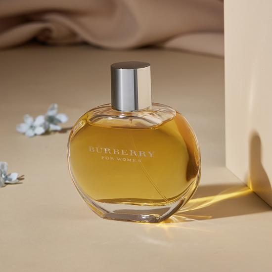 Burberry Woman Eau de Parfum 50ml bottle, elegant design for a luxurious fragrance experience.