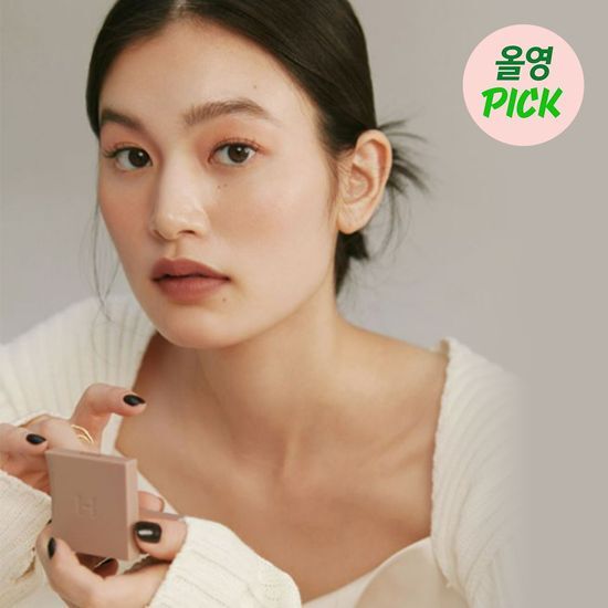 Close-up of Hince New Depth Eyeshadow in Midsummer, showcasing a vibrant, warm-toned shadow ideal for summer looks.