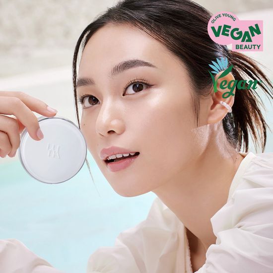Main product and refill of Luna Hydrating Glow Pact Set in Size 23 Beige, showcasing a compact design ideal for achieving a radiant complexion.