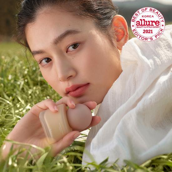 15 Logi shade of Hince Second Skin Foundation in sleek packaging, ideal for a natural finish.