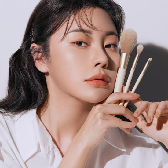 Etude Shadow Shading Brush Set featuring three brushes ideal for precise makeup application, perfect for K-Beauty enthusiasts.
