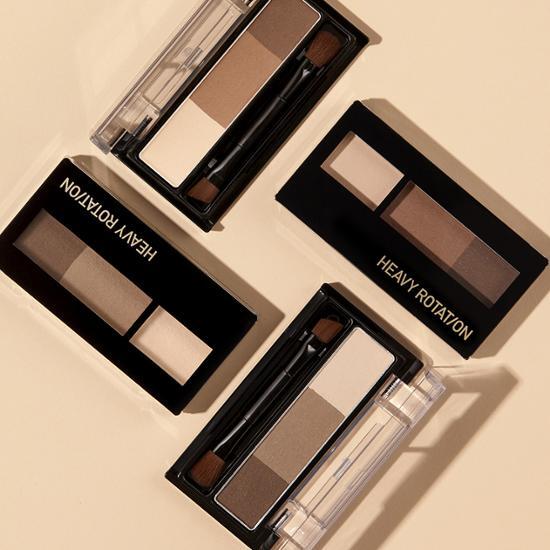 Natural brown eyebrow powder by Kiss Me Heavy Rotation, perfect for achieving a defined and natural look.