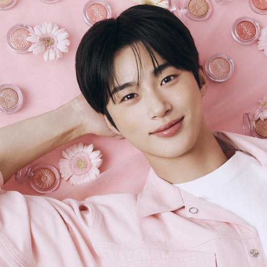 Alt text: Clinique Cheek Pop Single/Double Set featuring Blush Pop in a vibrant shade, perfect for adding a pop of color to your cheeks.