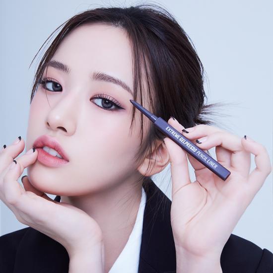 Clio Extreme Gelpresso Pencil Liner in Grave Brown - a high-quality eyeliner pencil for precise application, featuring a smooth gel formula.