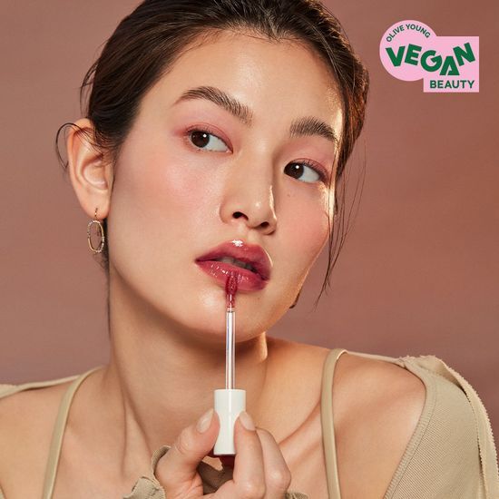 Alt text: Hince Mood Enhancer Water Liquid Glow_07 Gifted - A shimmering liquid highlighter in a chic bottle, perfect for achieving a radiant glow.