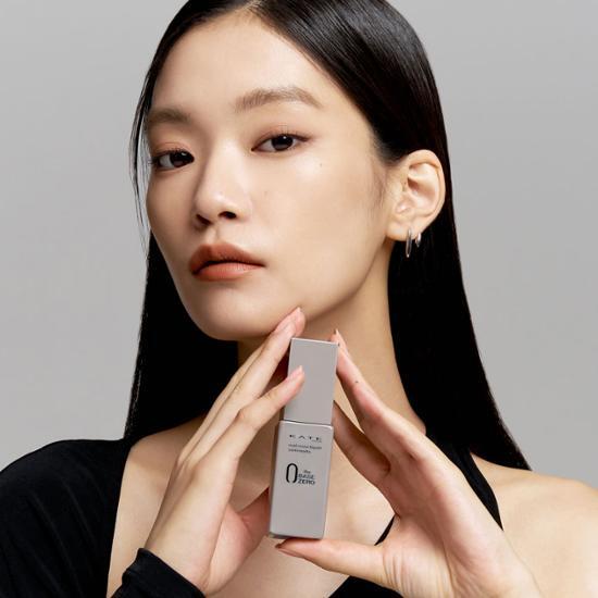 Alt text: Kate Real Cover Liquid Foundation in 6 shades, featuring shade 03 Beige, in a semi-matte finish.