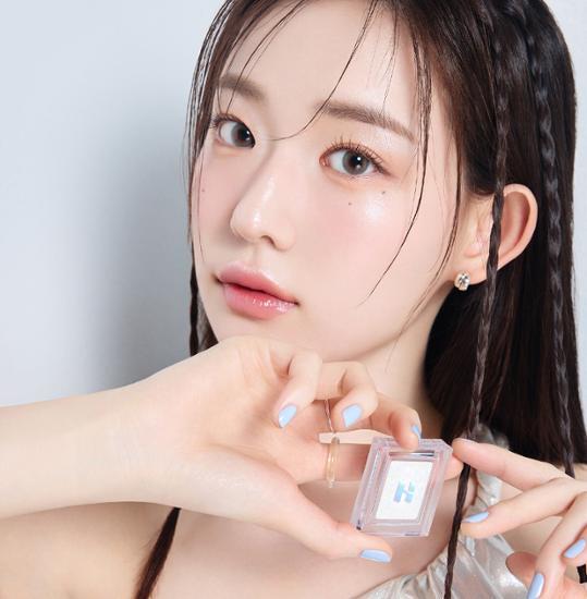 Holika Holika My Fave Piece Eye Frozen and Eye Glitz in Sandallet shade, showcasing vibrant colors and a stylish design.