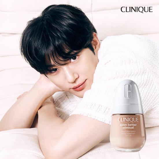 Clinique Even Better Clinical Serum Foundation SPF 20 PA+++ in shade 62 Rose Beige, showcasing a sleek bottle, ideal for achieving a flawless complexion with sun protection.