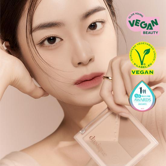 Close-up of Daisyck V-Cut Blending Shading in shade 02 Cool Blending, featuring a sleek design and rich pigmentation for seamless makeup application.