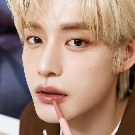 Colorgram All-in-One Over Lip Maker in Cool Rose - 5 vibrant shades for versatile lip looks.