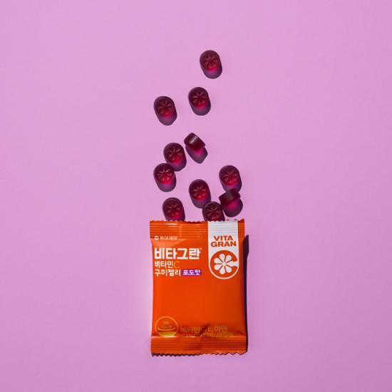 Alt text: Vitagran Vitamin C Gummy Jelly in grape flavor, 15 count pack, providing a 15-day supply of delicious immunity-boosting gummies.