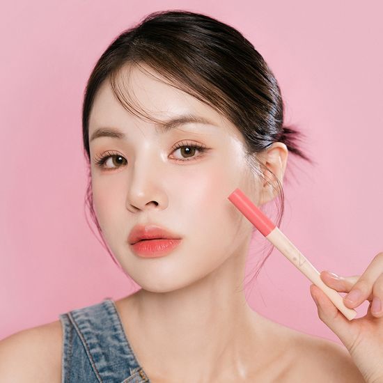 Palette of Noveve Under Eye Master featuring 10 vibrant colors for enhancing under-eye makeup, size 10