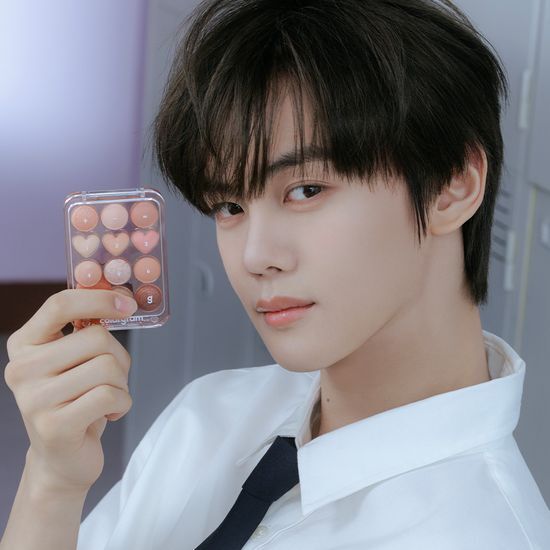 Colorgram Eye Tutorial Palette featuring 6 shades in Pink Plus Mauve, designed for vibrant eye makeup looks.