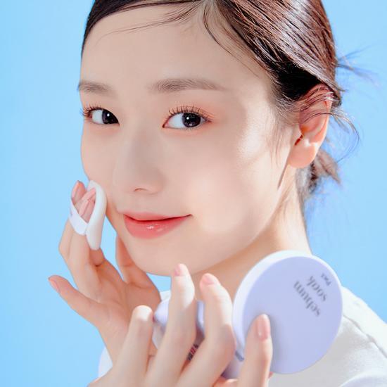 Etude Pore Blur Pact - a compact makeup product designed to minimize the appearance of pores, featuring a sleek packaging with the Etude logo.
