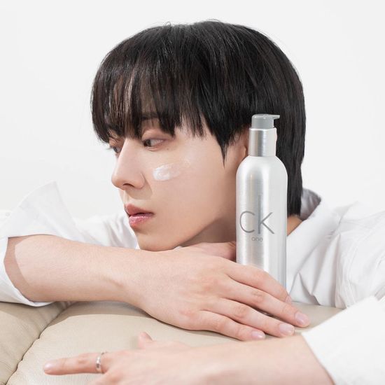 Alt text: Calvin Klein CK ONE Moisturizer 250ml for men, featuring a sleek bottle design, available as a single item or set with shower gel, perfect for enhancing men's beauty and fragrance.
