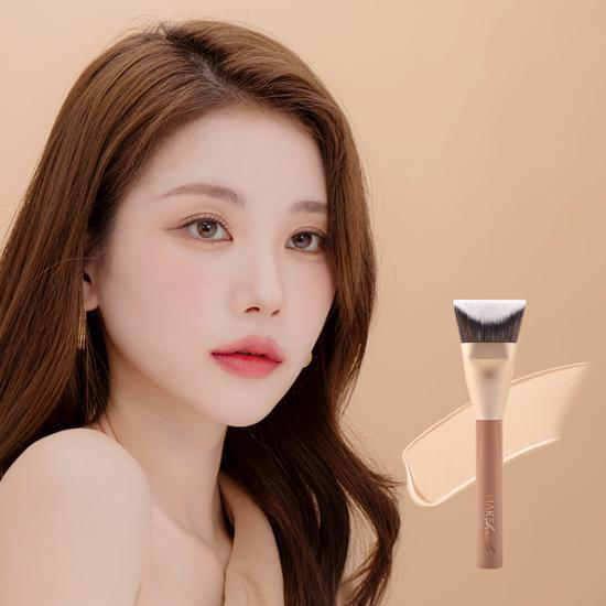 Alt text: Make Heal V-Cut Wide Brush - Essential beauty tool for flawless makeup application, featuring a sleek design ideal for K-Beauty enthusiasts.