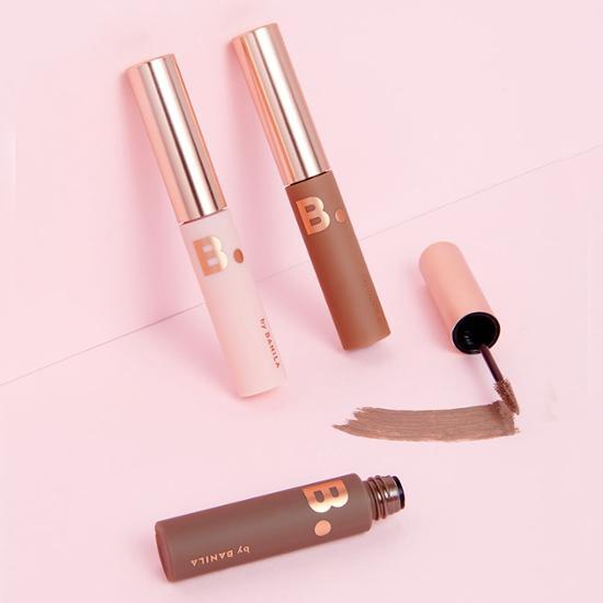 Vanilla Co. Smudge Out Detail Browcara in Clear Fixer, a brow mascara for defining and setting brows, available in three colors.