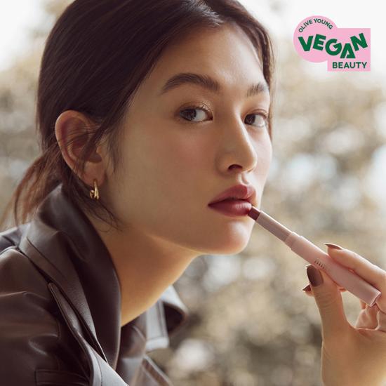 Close-up of Hince Slim Stick Melting Matte_01 Déjà Vu, a creamy matte lip color in a sleek stick design, perfect for a natural look.