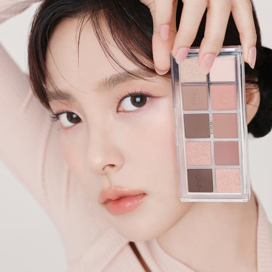 Alt text: Pia Essential Eye Palette Single in 'Your Peach' featuring three vibrant eye shadow colors, perfect for creating a fresh and colorful look.