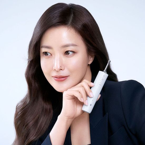 Image of MediCube Age-R Eye Shot, a K-Beauty beauty tool designed for skincare, featuring a sleek design and advanced technology for effective eye treatment.
