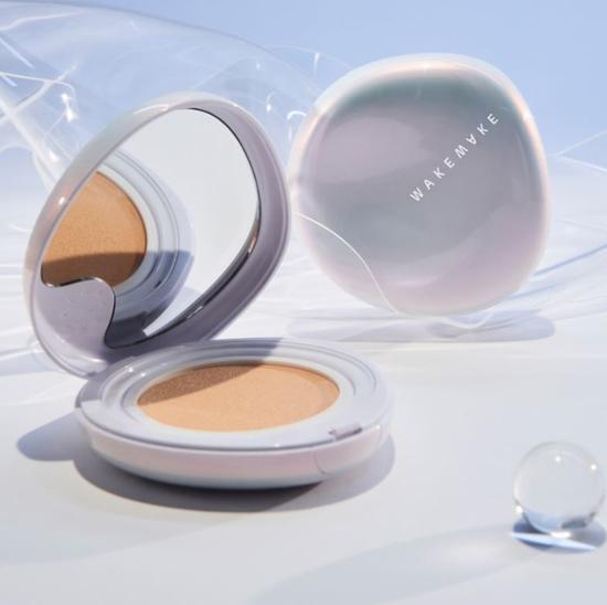 Wake Make Water Glow Coating Cushion Refill Edition in shade 22 Neutral, featuring a sleek design for a radiant finish.