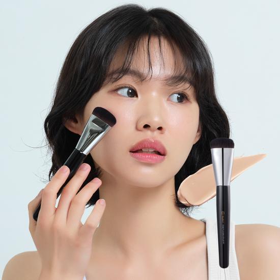 Studio 17 Glide Foundation Brush 411 - High-quality beauty tool for flawless makeup application, ideal for K-Beauty enthusiasts.