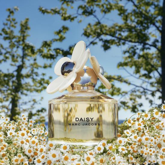 Alt text: Marc Jacobs Daisy Eau de Toilette 50ml fragrance bottle, showcasing a floral design, perfect for K-Beauty enthusiasts.