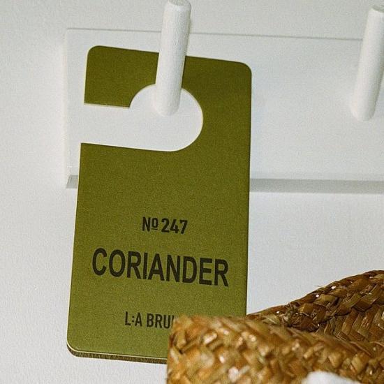 Laburket Fragrance Tag in Coriander scent - a stylish and aromatic addition to personal care, perfect for enhancing your beauty routine.