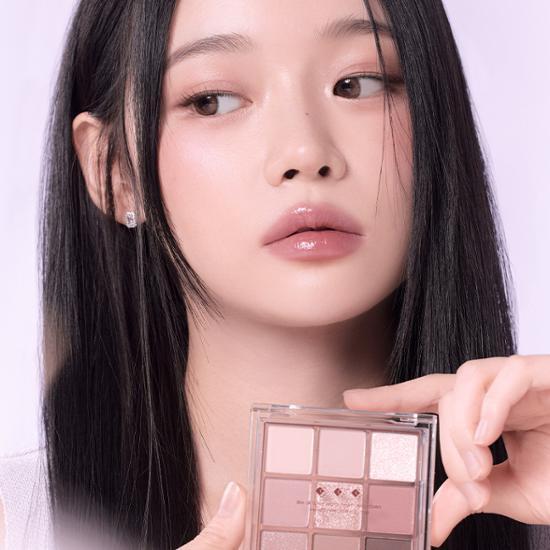 Pastel Cotton Candy shadow palette featuring soft hues for a romantic makeup look.