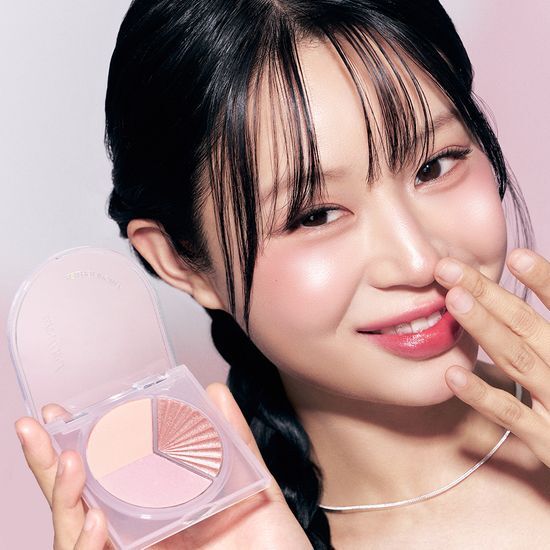 Peripera V Highlighter in shade 01 Shining On, featuring a radiant glow for a luminous finish.