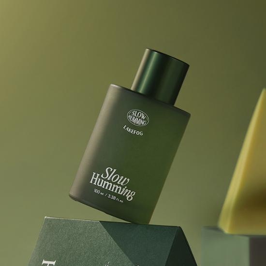 Slow Humming Woody Nary Fragrance Spray 100ml in Lake Fog - A refreshing K-Beauty scent for personal care and cosmetics.