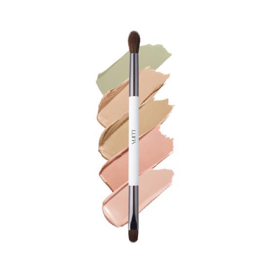 Close-up of the Luna Conceal Blending Dual Brush, a versatile beauty tool designed for flawless makeup application, featuring soft bristles for blending and concealing.