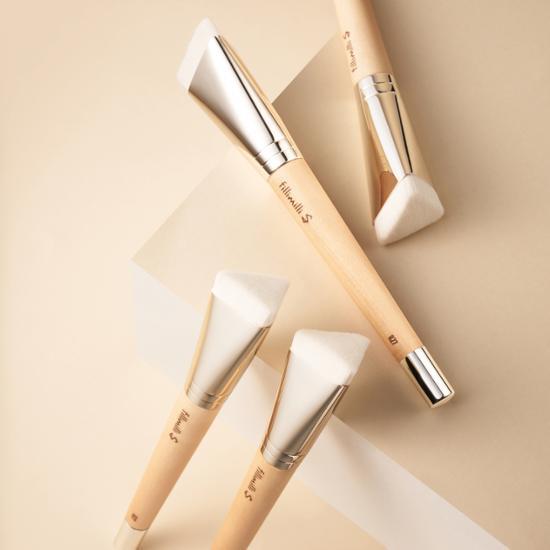 Alt text: Filimili S Smooth Finish Filter Foundation Brush 827, a high-quality makeup tool designed for flawless application, perfect for K-Beauty enthusiasts.