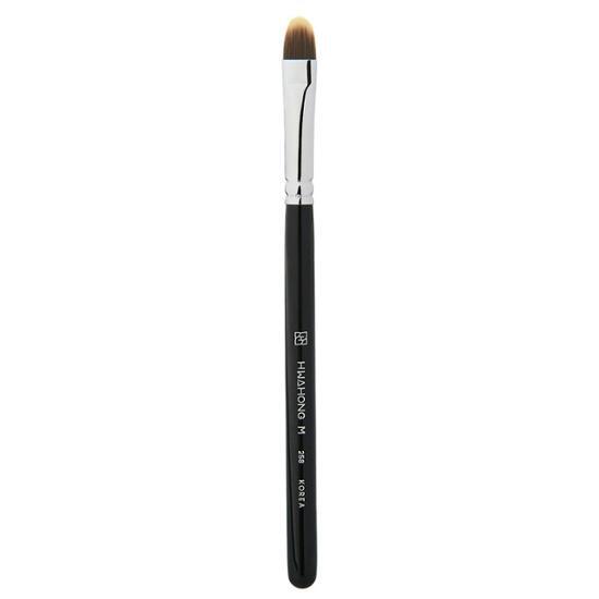 Hwahong M Concealer Brush - 258, a recommended beauty tool for flawless makeup application, featuring a sleek design ideal for K-Beauty enthusiasts.