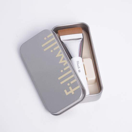 Single PiliMili Mini Spatula Brush for precise makeup application, perfect for K-Beauty enthusiasts.