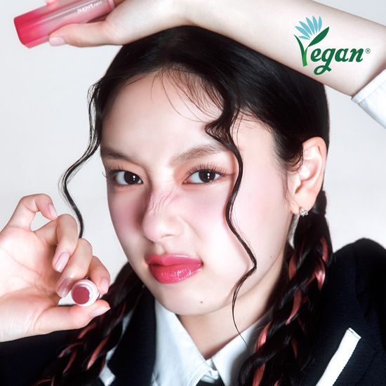 Alt text: Etude Color Lasting Glow Stick in shade 07 Rosy Top, featuring a vibrant pink hue, ideal for adding a radiant glow to makeup looks.