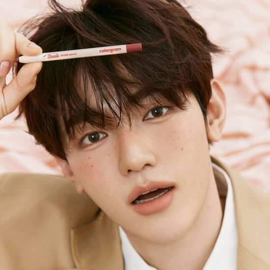 Colorgram Sketch Piece Pencil Set in Unicorn Pink, featuring 8 vibrant colors for creative artistry.